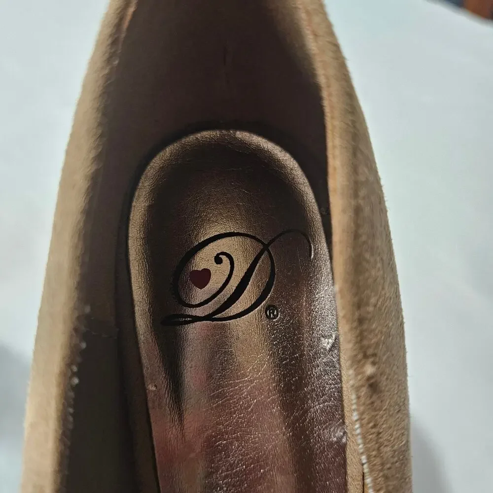 Heart in D Taupe Peep Toe Platform Stiletto Heels Floral Detail sz 6 1/2